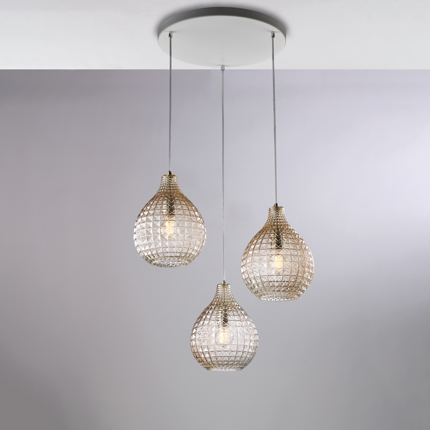 Image of Sospensione in ferro laccato bianco e montatura cromo con cavi elettrici regolabili e diffusori in vetro soffiato ambra con decoro effetto cristallo 3 luci H.32 - MAX 132 - Ø45