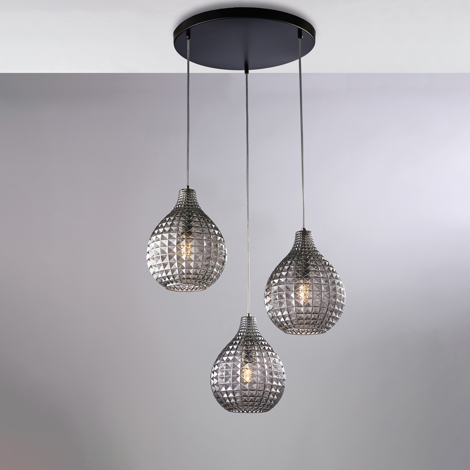 Image of Sospensione in ferro laccato nero e montatura cromo con cavi elettrici regolabili e diffusori in vetro soffiato grigio specchiato con decoro effetto cristallo 3 luci H.32 - MAX 132 - Ø45